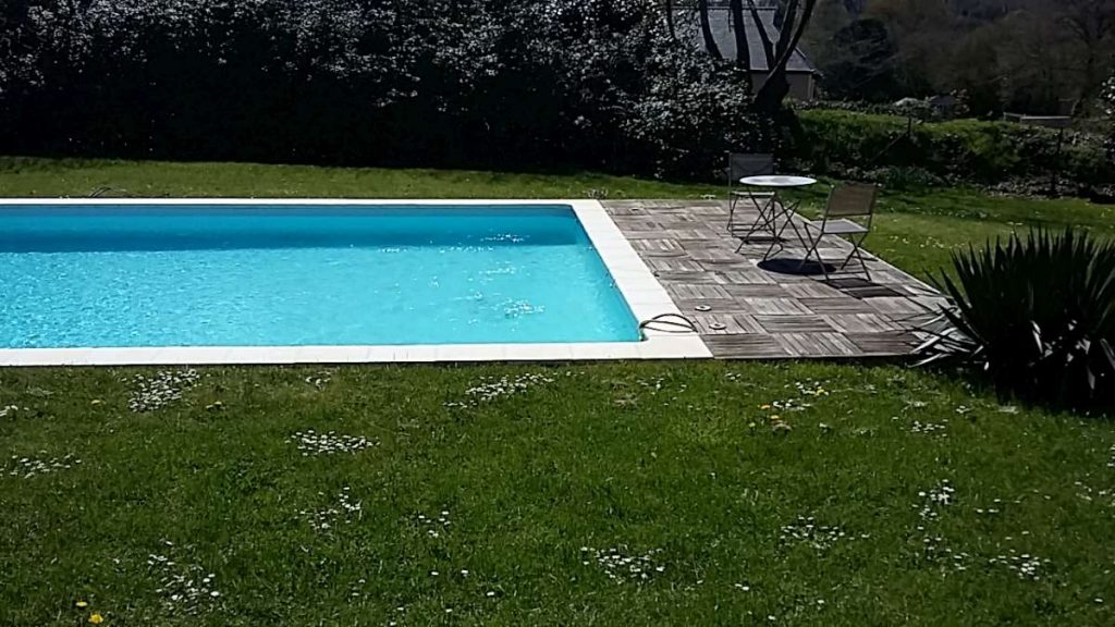 Piscine chauffée à l'énergie solaire en Bretagne