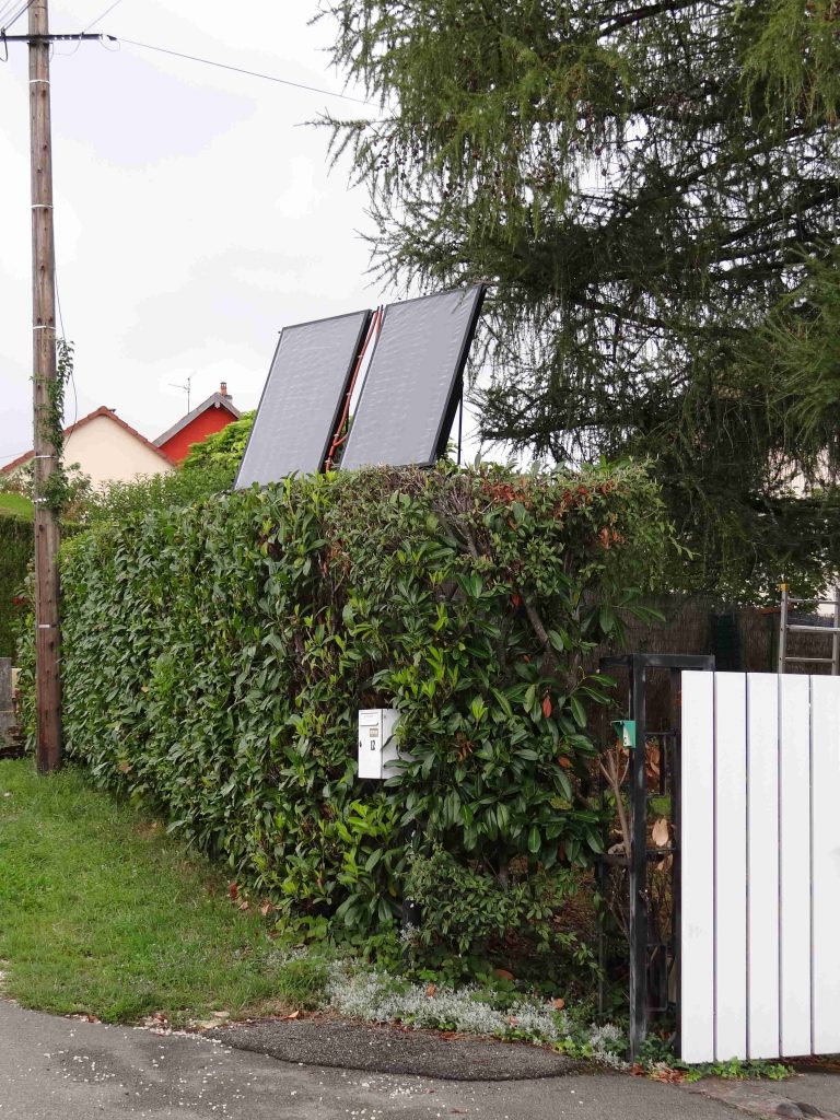 Le montage sur un pied permet aux panneaux solaire de capter le soleil même derrière une haie